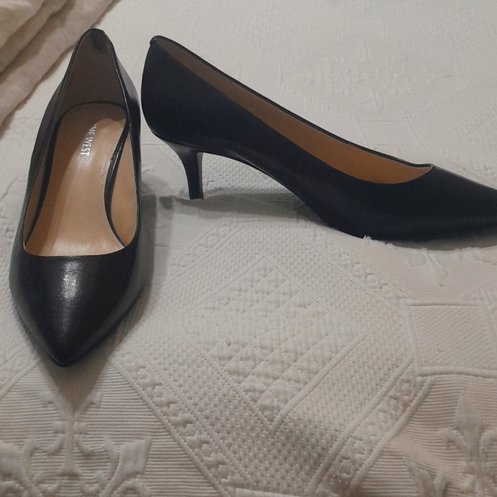 NINE WEST Black Leather pumps size 8.